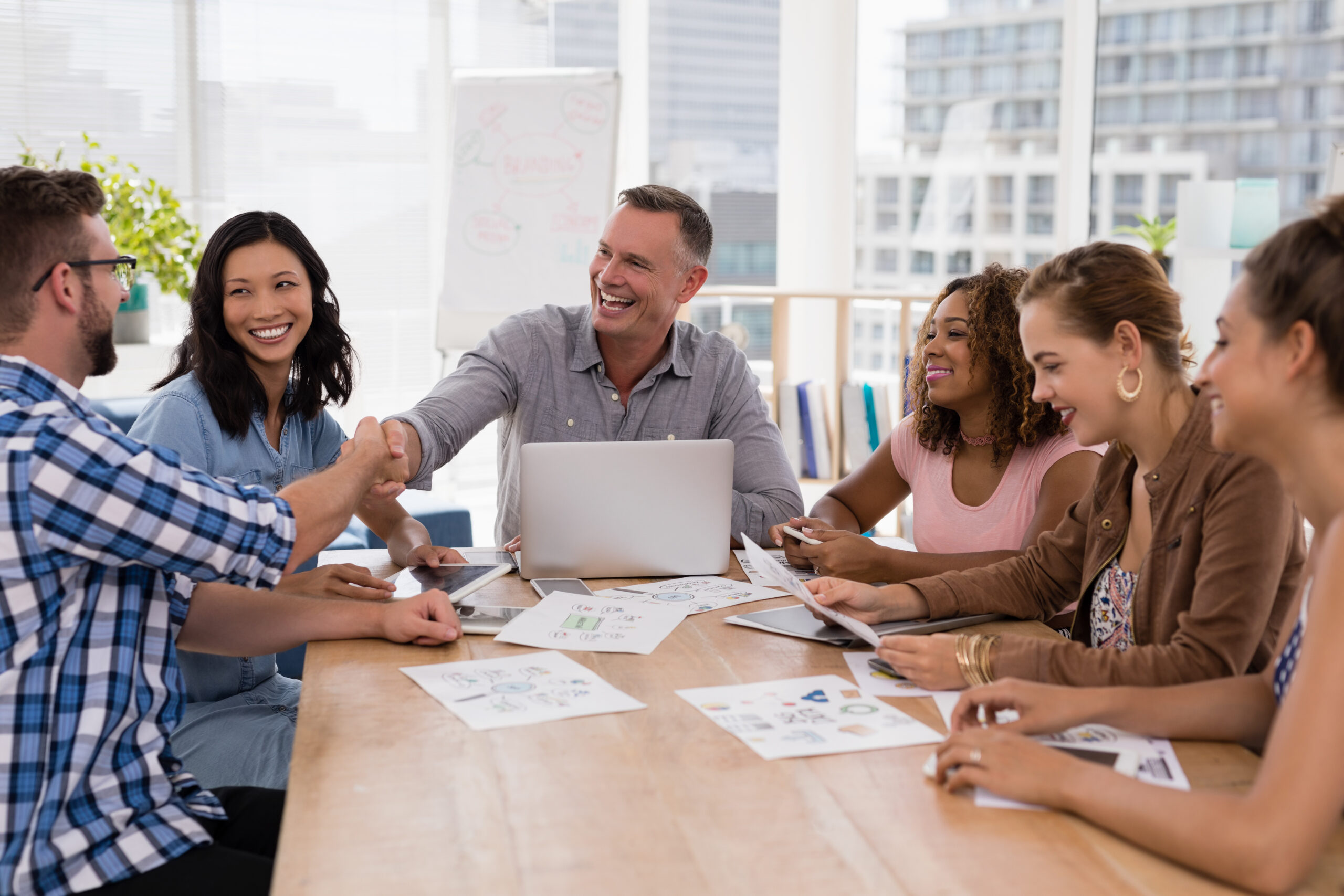 Un responsabile vendite si complimenta con un Venditore dopo aver visualizzato su CRM gli ottimi risultati