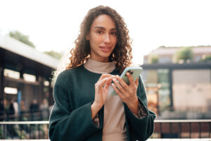 Una donna utilizza la chatbot del telefonino per acquistare una polizza assicurativa